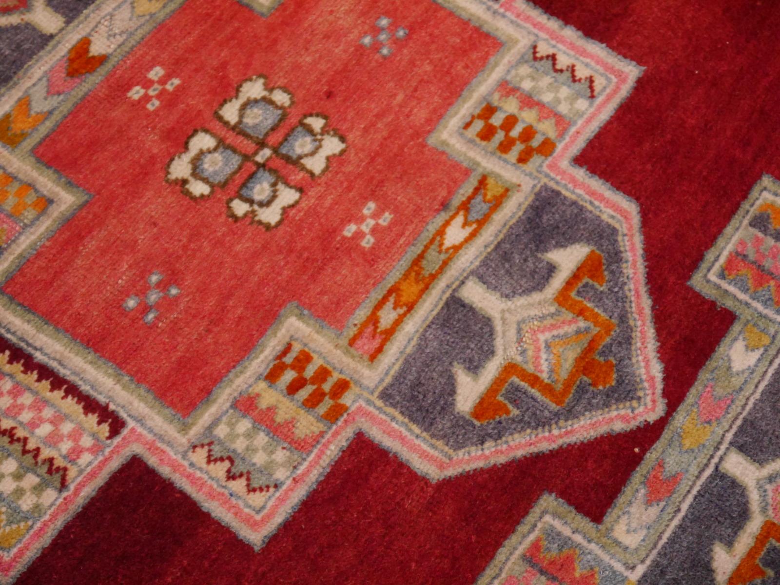 Türkischer Teppich Tribal Vintage Rot Yoruk Teppich Anatolische Kunst Handgeknüpft (Wolle) im Angebot