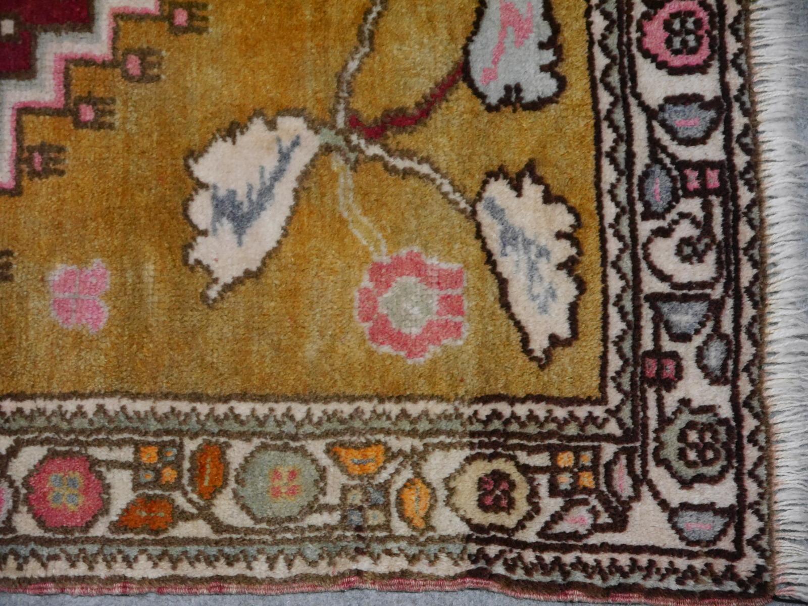 Türkischer Teppich Tribal Vintage Rot Yoruk Teppich Anatolische Kunst Handgeknüpft im Angebot 1