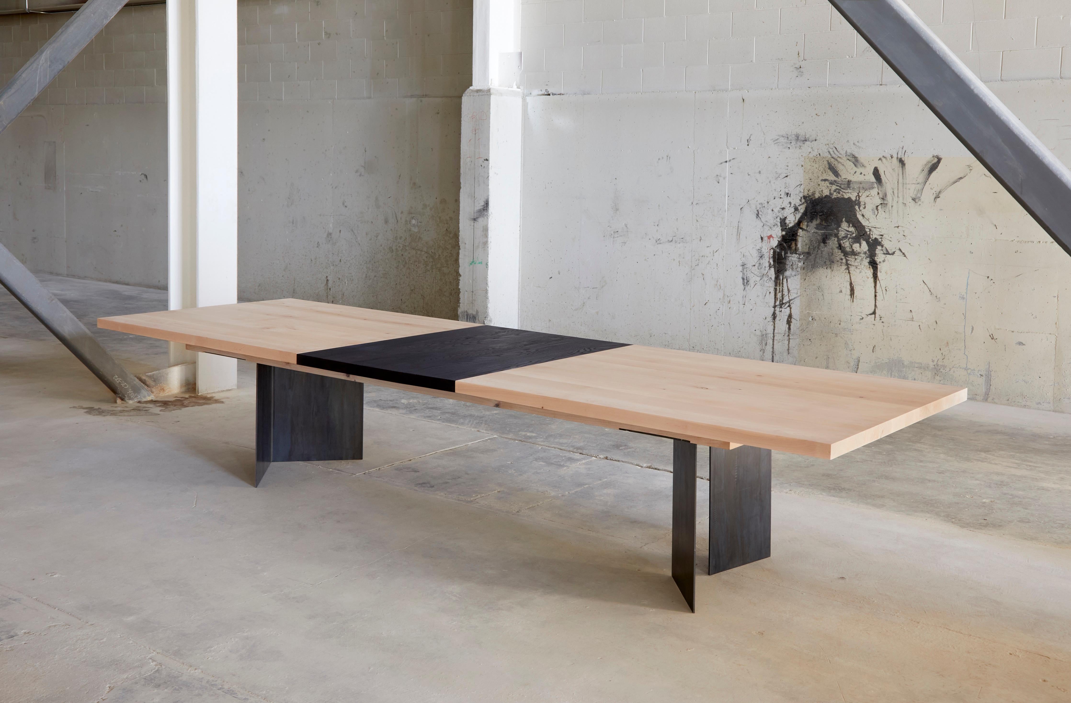 Moderne Table de salle d'exposition tribal en bois et acier par Autonomous Furniture en vente
