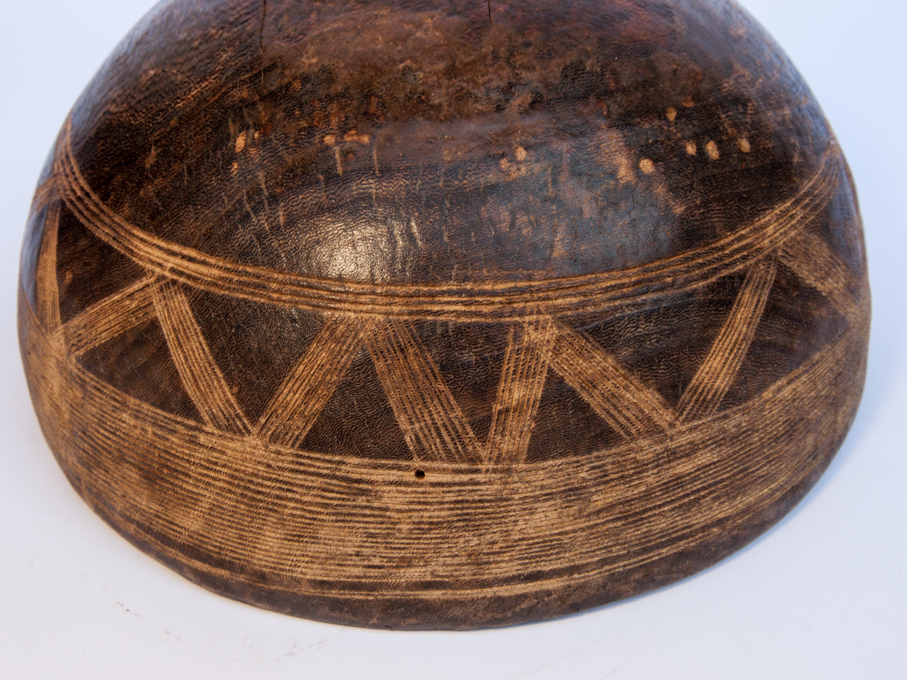 Bol tribal en bois avec motif sculpté, Touareg d'Afrique de l'Ouest, milieu du 20e siècle 2