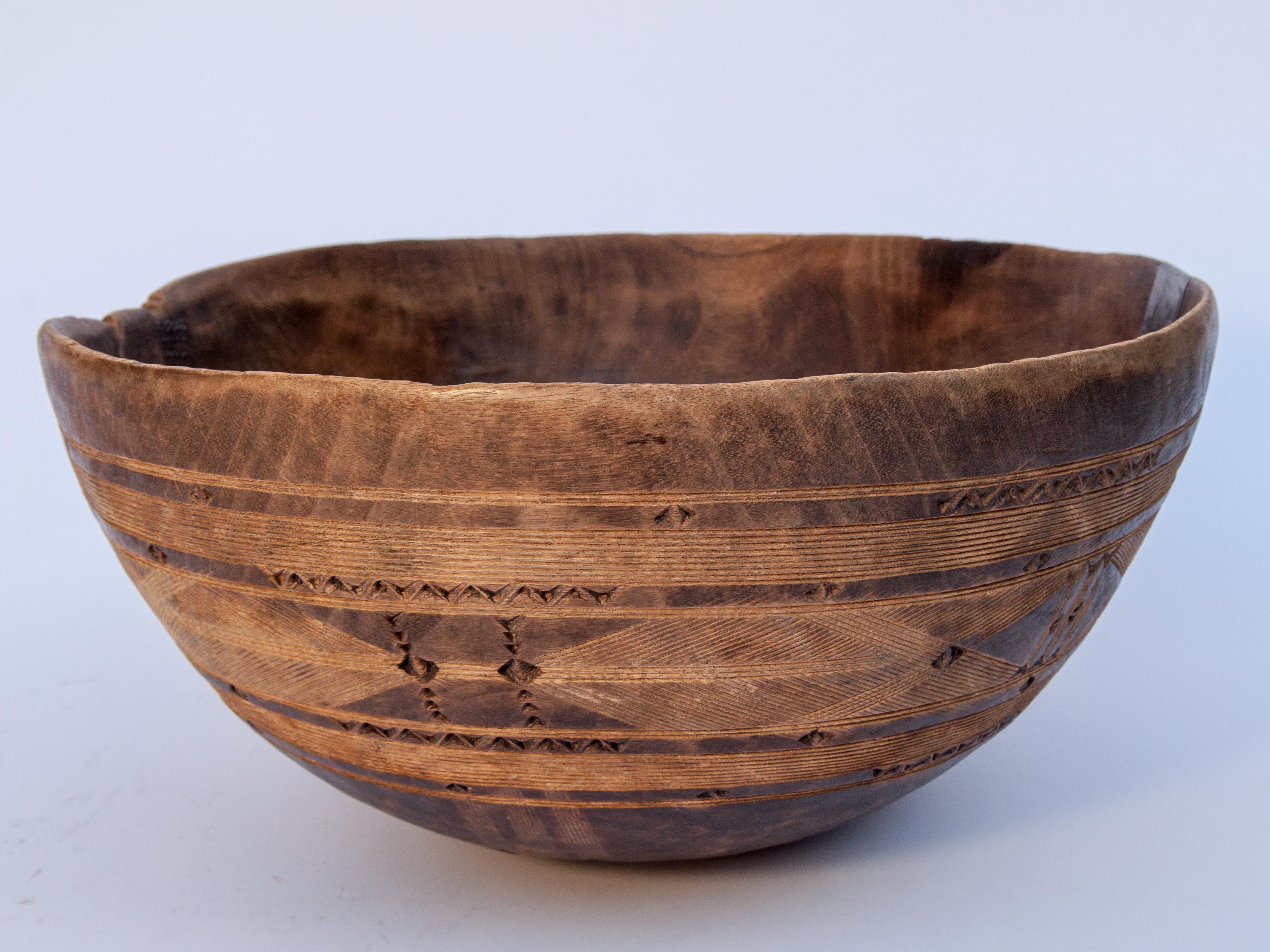 Tribal Wooden Bowl with Carved Design, Tuareg of West Africa, Mid-20th Century 3