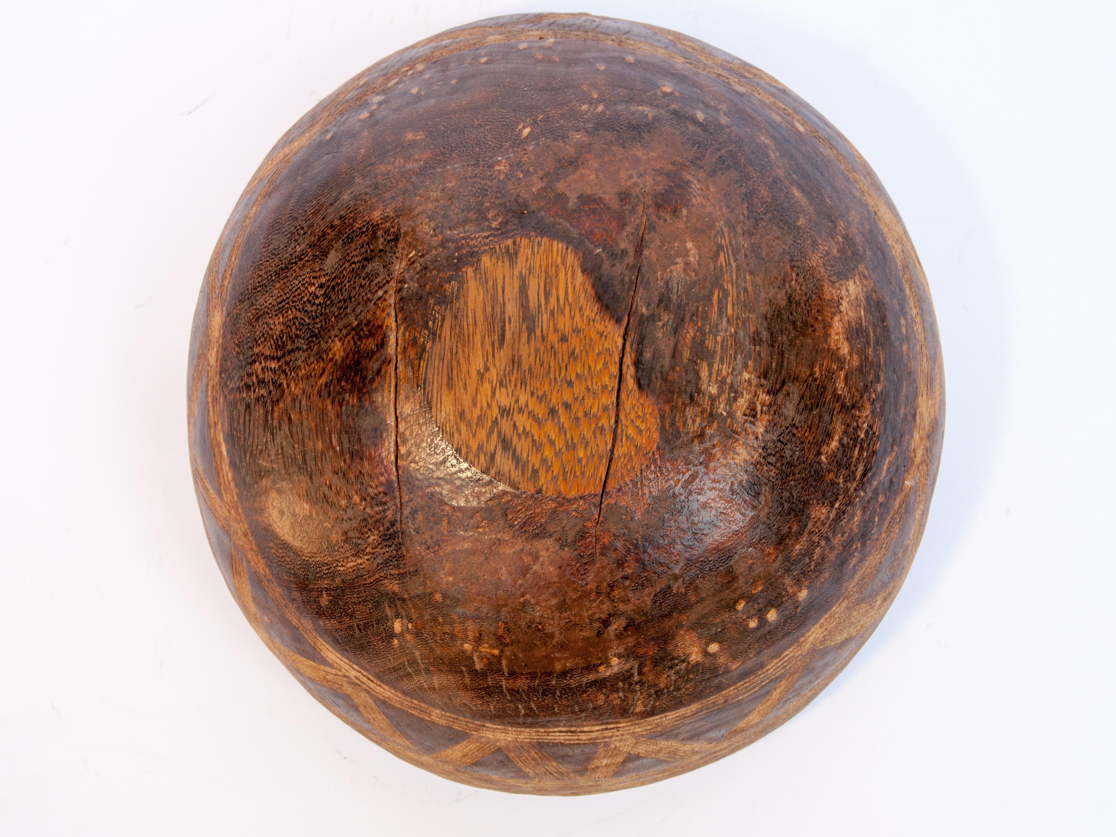 Tribal Wooden Bowl with Carved Design, Tuareg of West Africa, Mid-20th Century 3