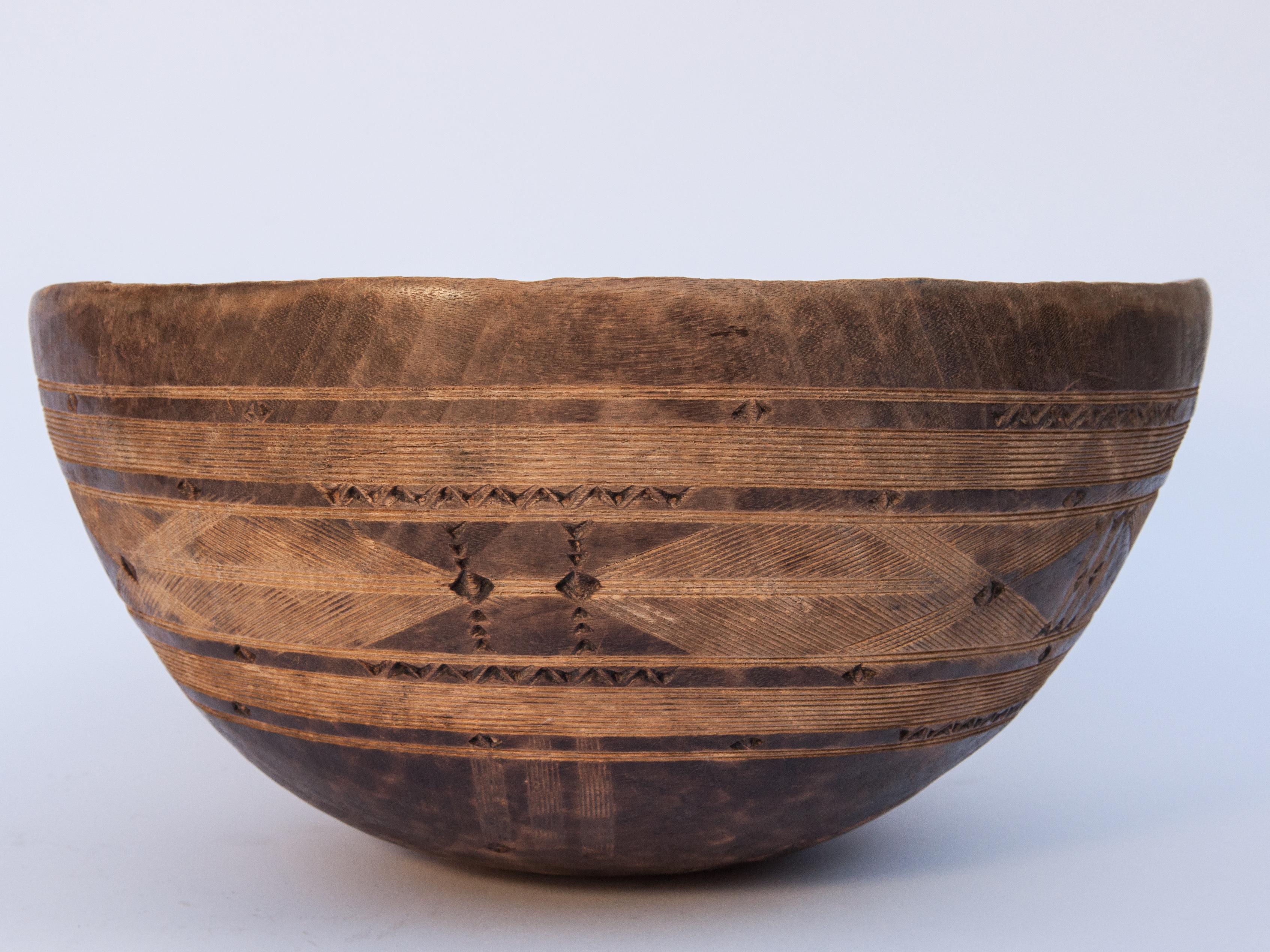 Tribal Wooden Bowl with Carved Design, Tuareg of West Africa, Mid-20th Century 4