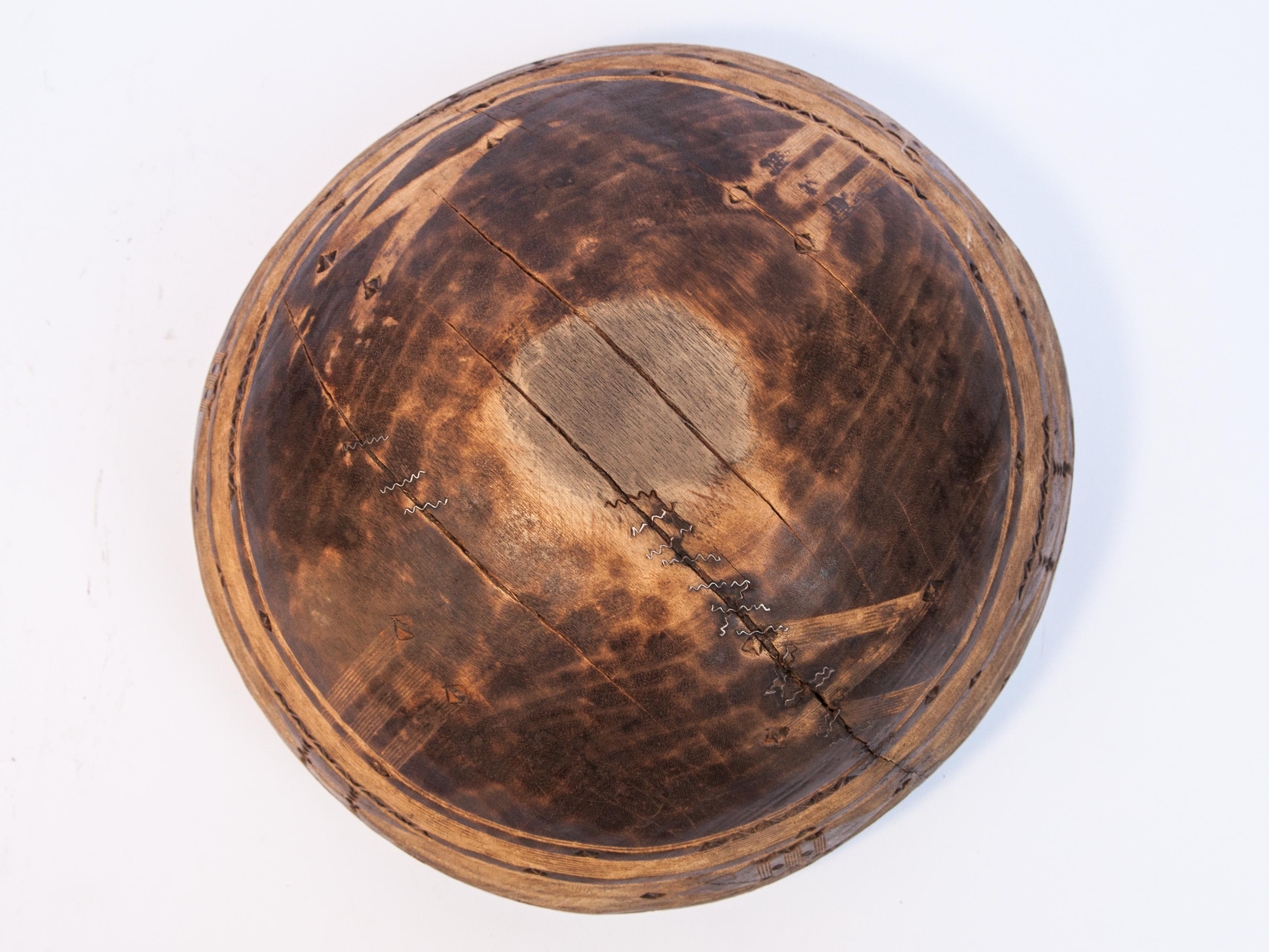 Tribal Wooden Bowl with Carved Design, Tuareg of West Africa, Mid-20th Century 6