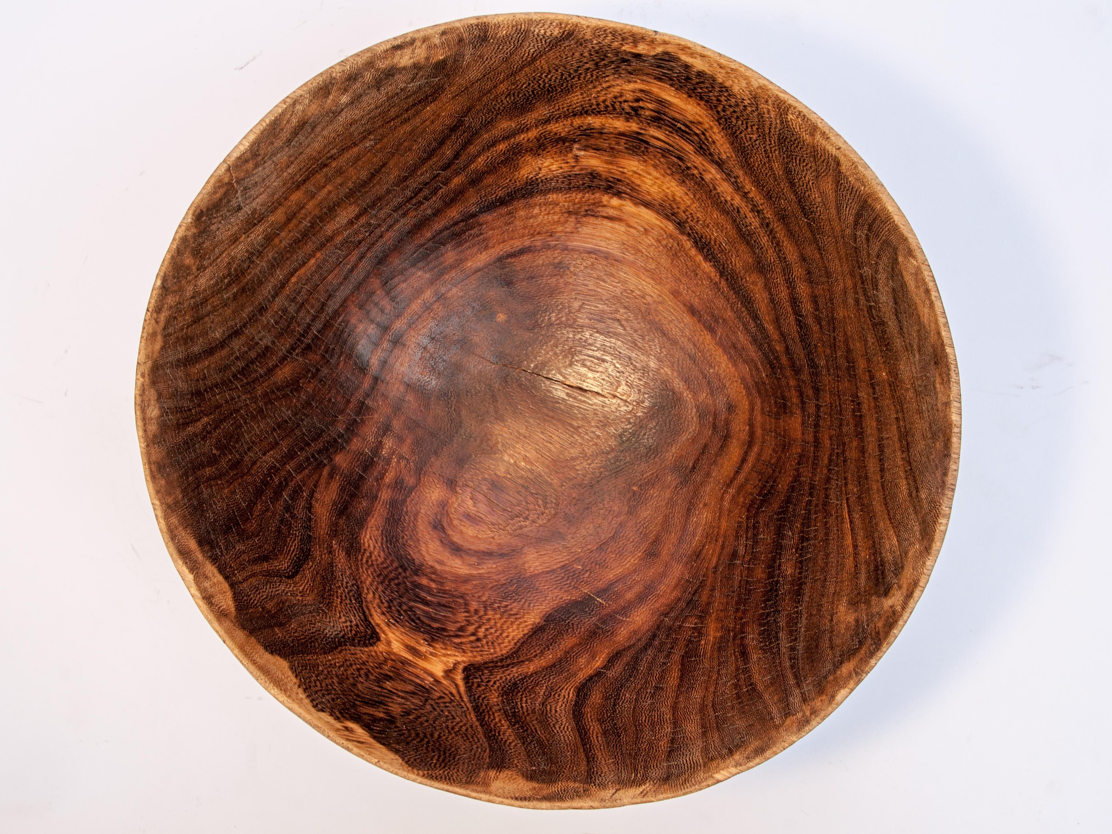 Bol tribal en bois avec motif sculpté, Touareg du Sahel ouest-africain, milieu du 20e siècle.
Cet étonnant bol à nourriture ou à grains en bois provient des Touaregs, un peuple nomade du Sahel ouest-africain. Il a été façonné à la main à l'aide