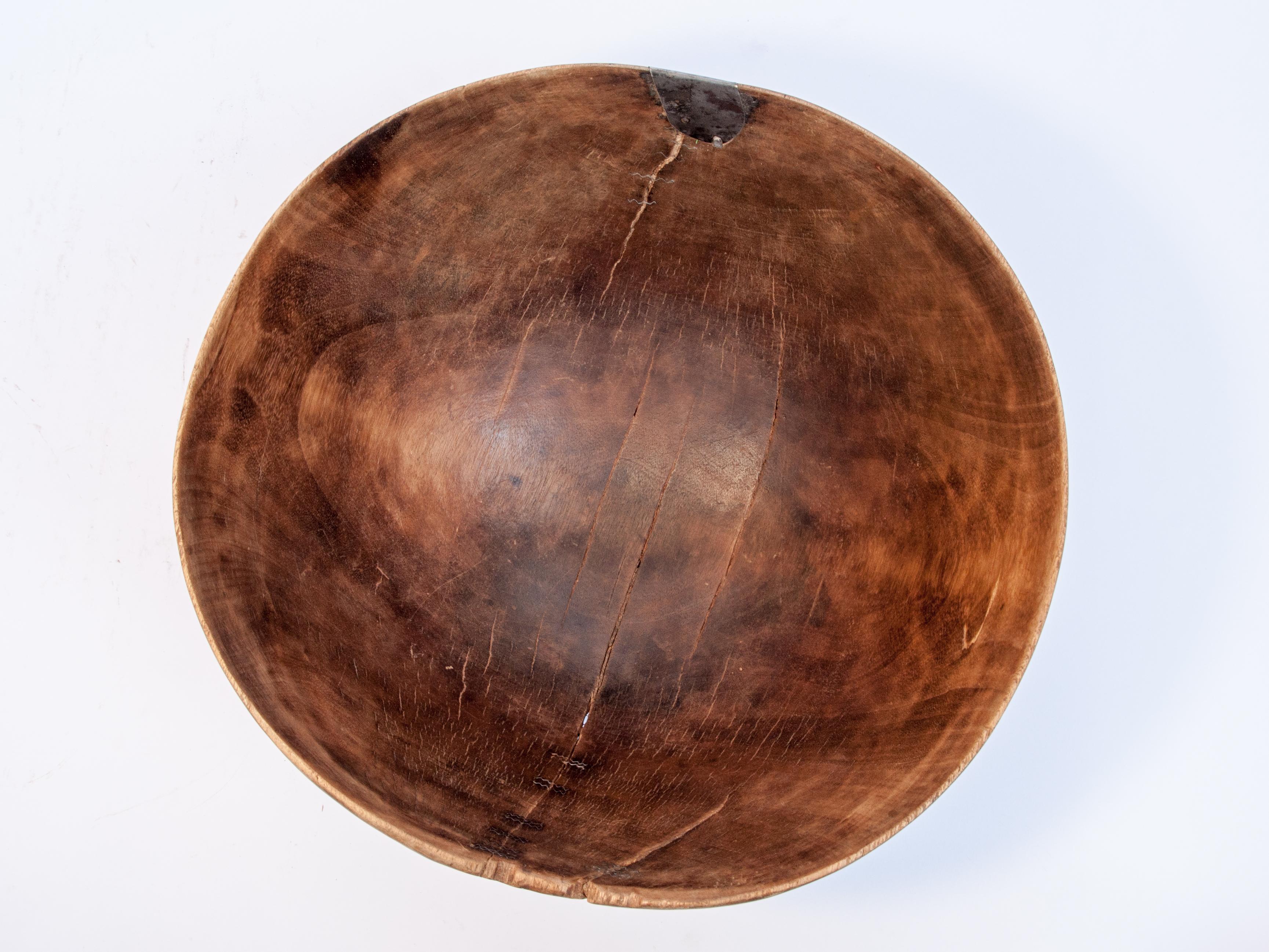 Tribal Wooden Bowl with Carved Design, Tuareg of West Africa, Mid-20th Century In Fair Condition In Point Richmond, CA