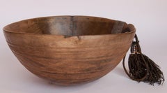 Bol en bois tribal avec gland en cuir:: Touareg d'Afrique de l'Ouest:: milieu du 20e siècle