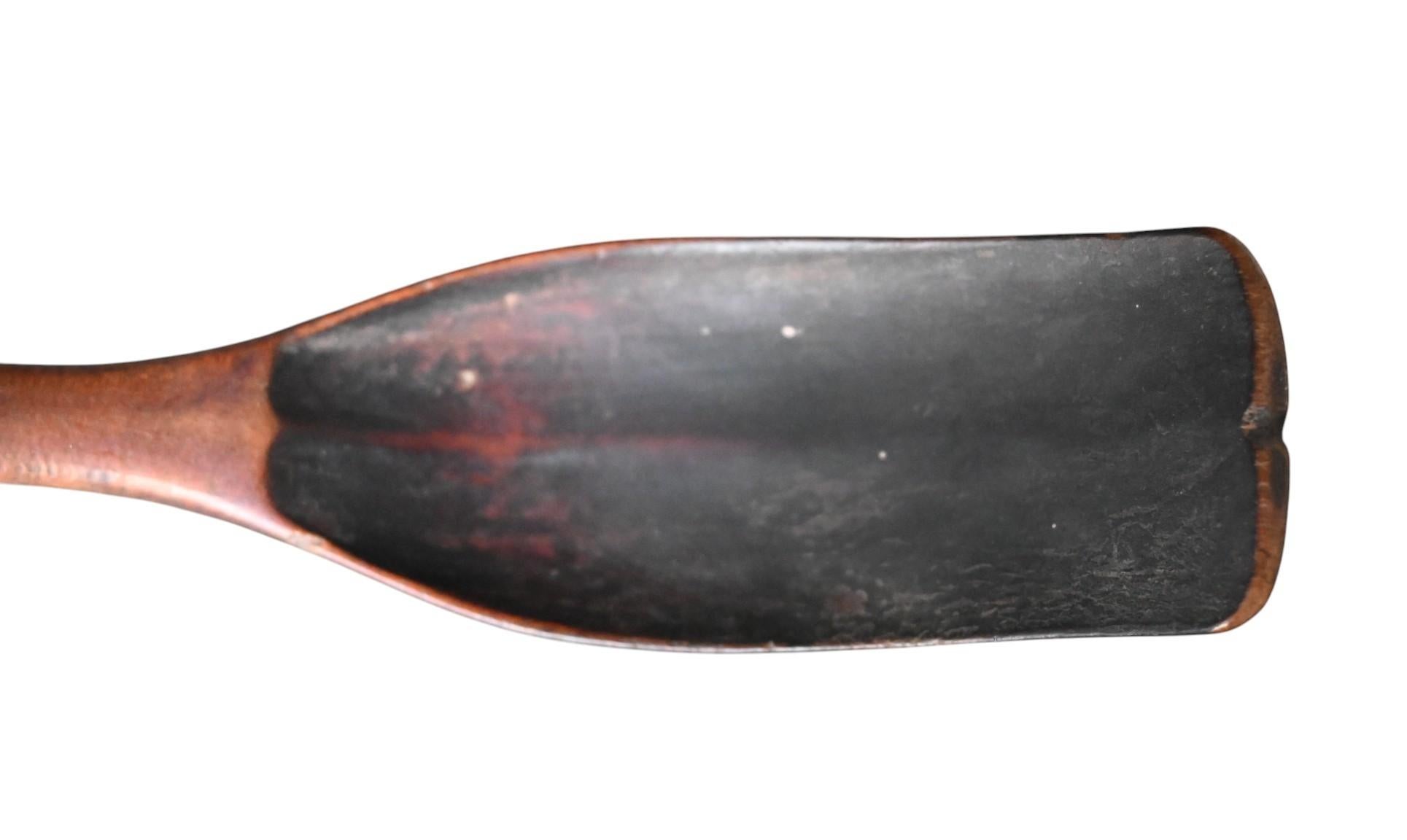 Superbe cuillère tribale sculptée à la main dans le nord des Philippines (région de la Cordillère), datant du début du 20e siècle. Fabriqué en bois dur tropical, il présente une belle patine foncée, lustrée par le temps et l'usage. Sa forme incurvée