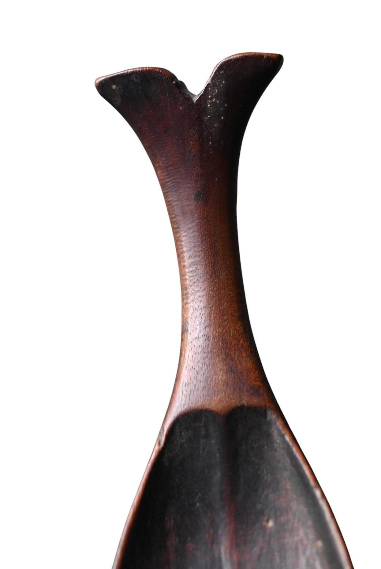 Artisanat Cuillère tribale en bois - Philippines, début du 20e siècle, motif de queue de baleine en vente