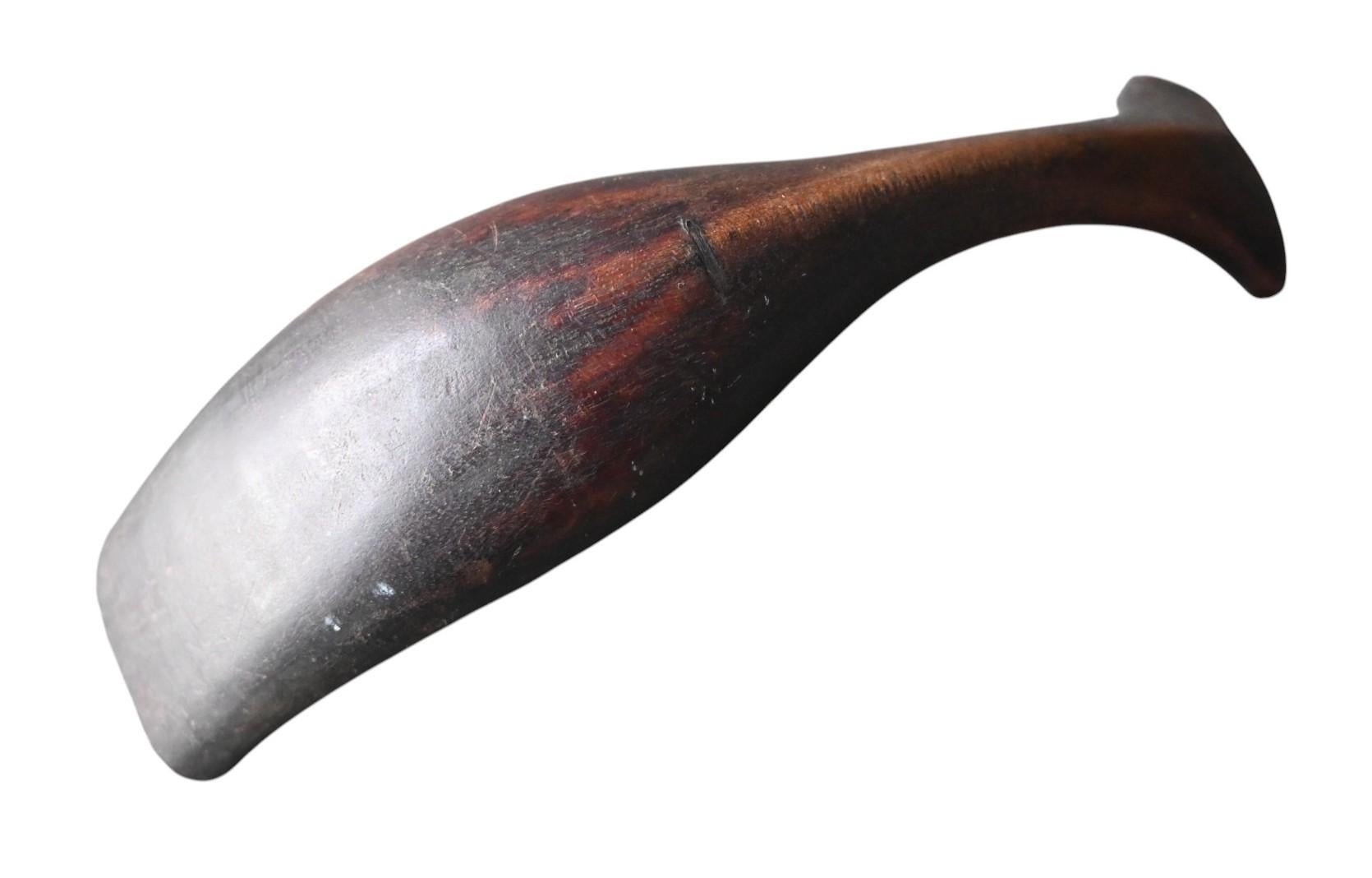 Sculpté à la main Cuillère tribale en bois - Philippines, début du 20e siècle, motif de queue de baleine en vente