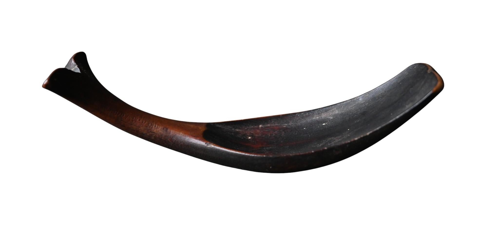 Cuillère tribale en bois - Philippines, début du 20e siècle, motif de queue de baleine Bon état - En vente à Bilzen, BE