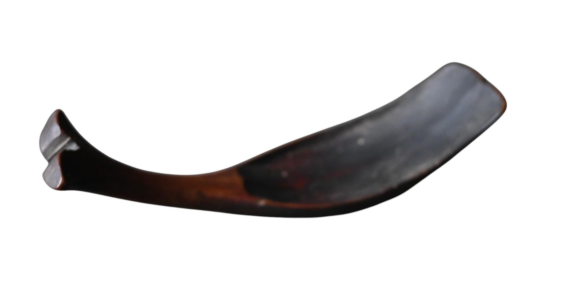 Cuillère tribale en bois - Philippines, début du 20e siècle, motif de queue de baleine en vente 1