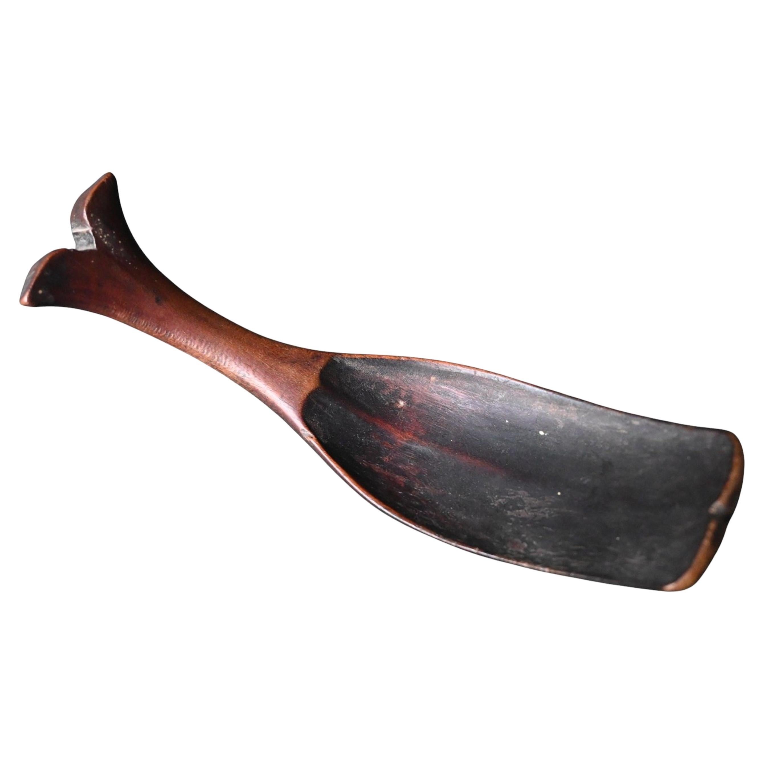 Cuillère tribale en bois - Philippines, début du 20e siècle, motif de queue de baleine