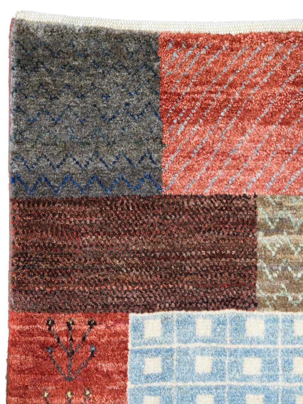 Bringen Sie etwas Charme in Ihr Zuhause mit diesem 3' x 6' blauen, roten, cremefarbenen und braunen Perserteppich aus Wolle. Rustikale Meisterwerke wie dieses von den Gaschgai-Stämmen in Persien stammende Stück strahlen die Persönlichkeit der