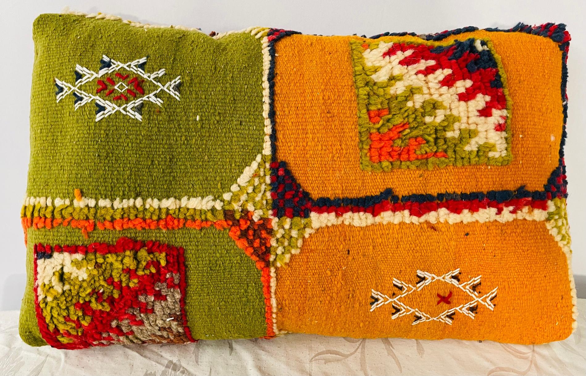 Avec ses couleurs vives bleu, rouge, vert et moutarde, cette paire de coussins Rug & Kilim unique en son genre est fabriquée sur mesure à partir d'un tapis de laine marocain vintage tissé à la main dans les montagnes de l'Atlas, au Maroc, par des