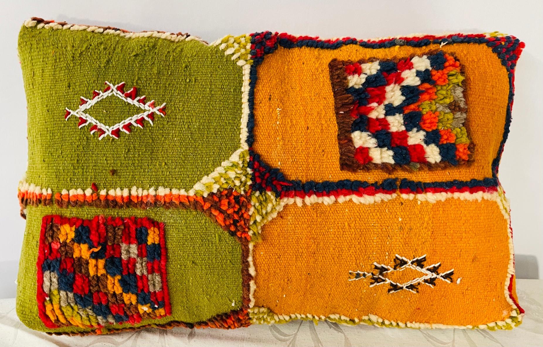 Coussin ou oreiller Kilim vintage en laine tribale, une paire Bon état - En vente à Plainview, NY