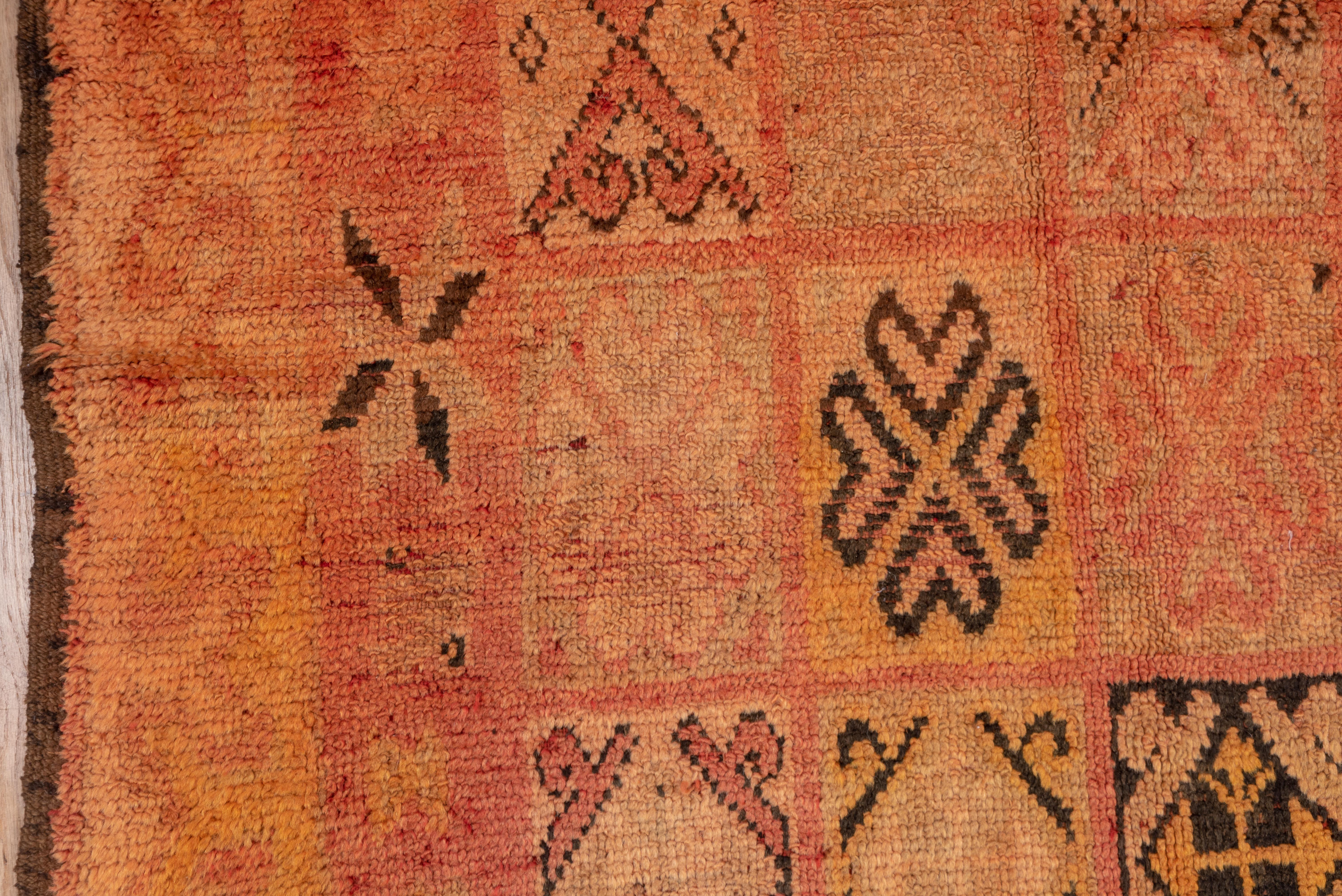Marokkanischer Teppich mit Stammes-X-Muster in Herbst-orange-Tönen (20. Jahrhundert) im Angebot