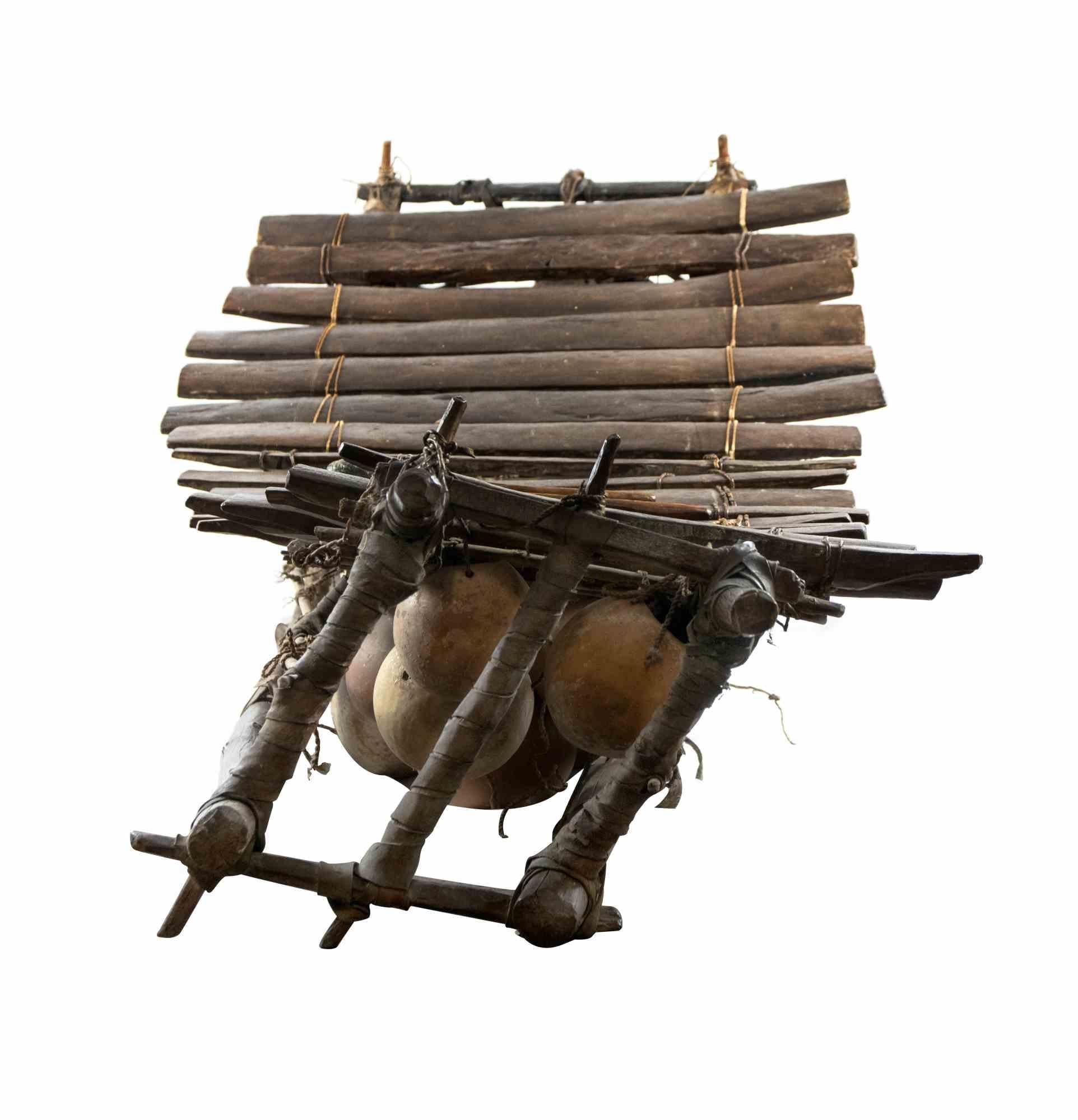 Das Stammes-Xylophon ist ein originelles Designobjekt aus dem frühen 20.

Ein seltenes Xylophon ganz aus Holz. Arbeiten.

Ein einzigartiges Dekorationsobjekt und gleichzeitig ein wichtiges Zeugnis afrikanischer Kultur.