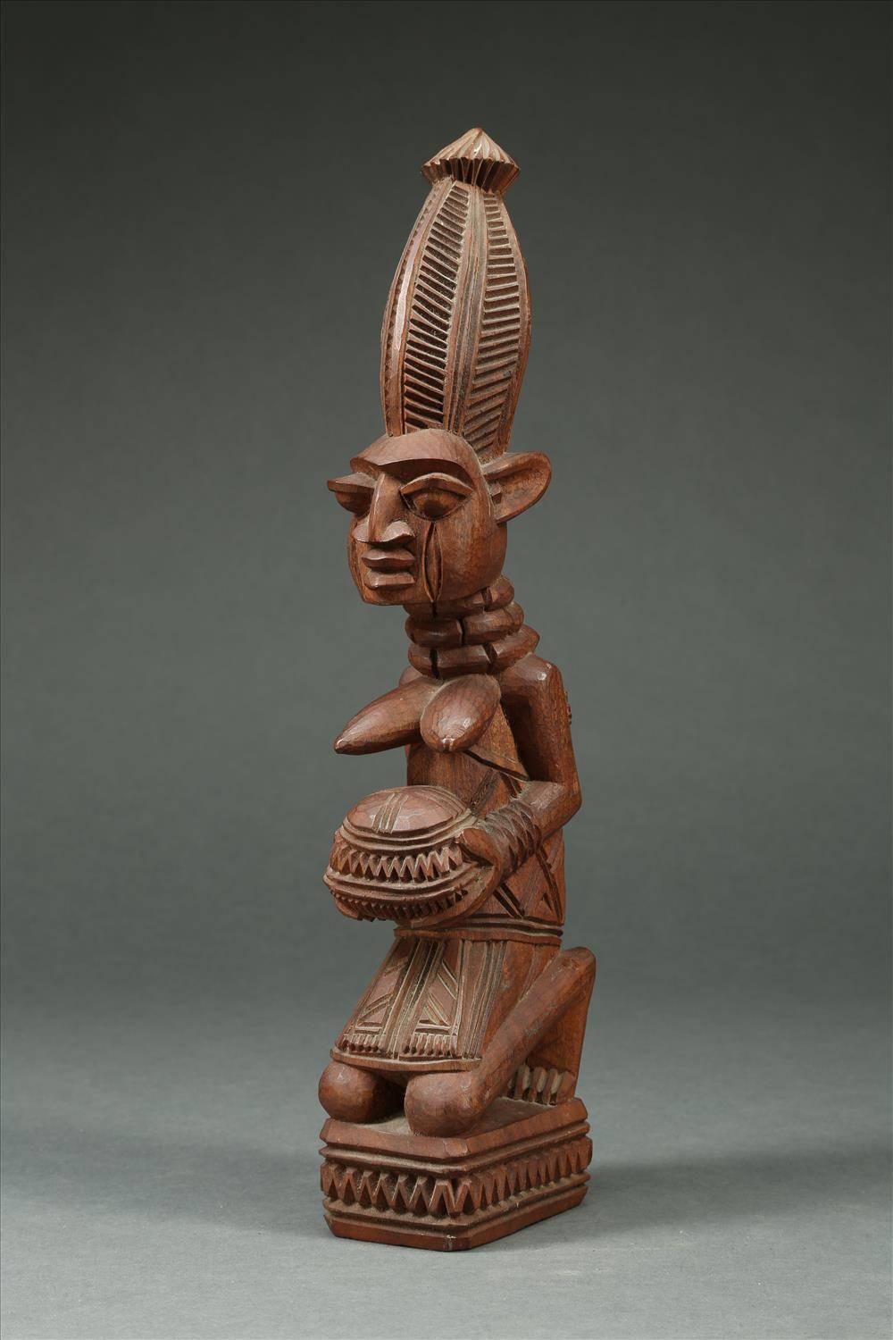 Tribal Yoruba Maternity Figure holding a Bowl, Signed J.A. Fakeye, Nigeria In Good Condition In Point Richmond, CA