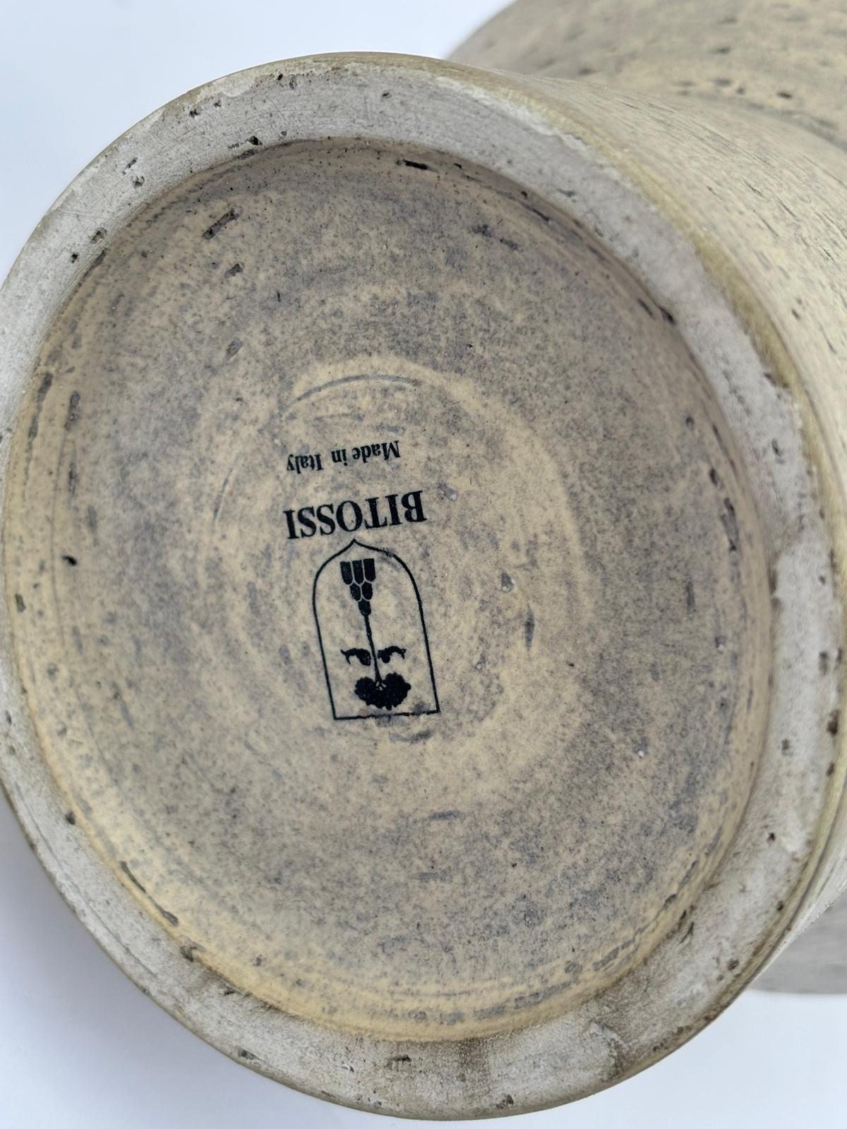 Vaso Tribe d16  progettato da Arik Levy  e prodotto da Bitossi.
Ceramica cilindrica tornita a mano in terra bianca refrattaria. Edizione limitata di 199 pezzi.  La collezione Tribe, introdotta da Bitossi nel 2007, è un eccezionale esempio di design