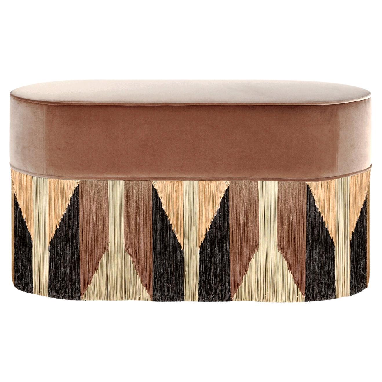 Tribe Geometrische Ottomane mit braunen und glänzenden Fransen von Lorenza Bozzoli im Angebot