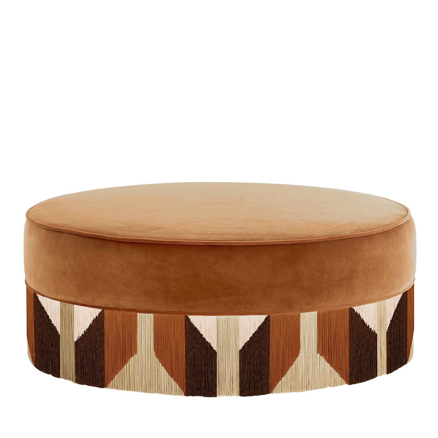 italien Pouf rond Tribe Treasure Cognac de Lorenza Bozzoli Couture en vente