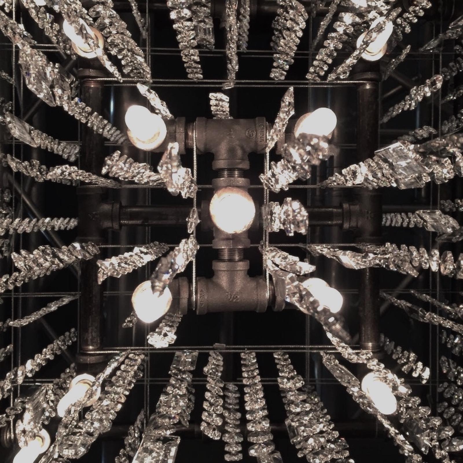 Tribeca-Perlen-Kronleuchter von Michael McHale im Zustand „Neu“ im Angebot in Geneve, CH