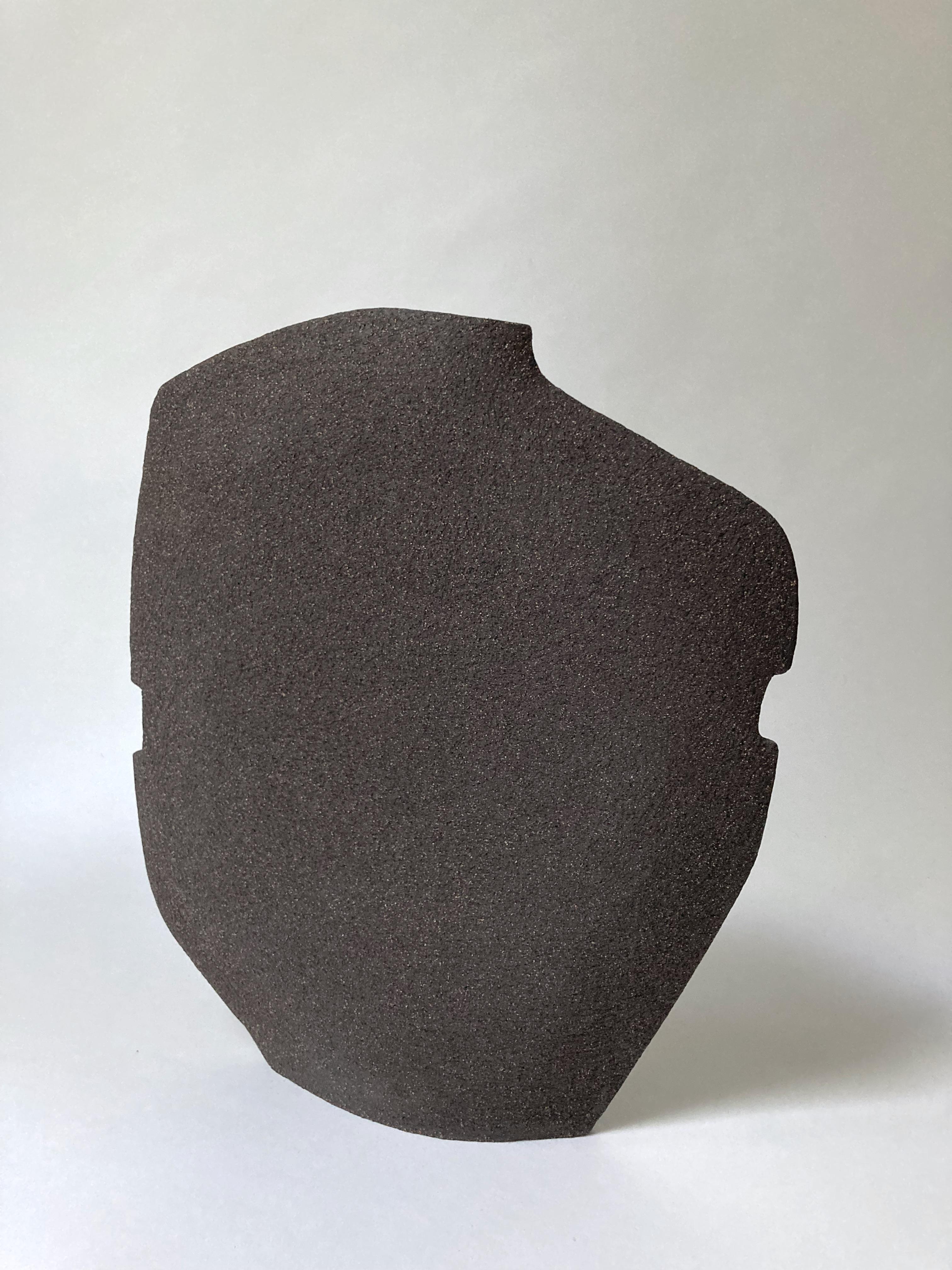 Tribu M5 Roc di Léontine Furcy
Pezzo unico
Materiali: chamotte grezza, pietra arenaria nera
Dimensioni: H. 38 cm x L. 31 cm

Léontine Furcy, artista della ceramica, racconta se stessa in forme, texture, curve, asimmetrie, purificazioni. Ogni pezzo è