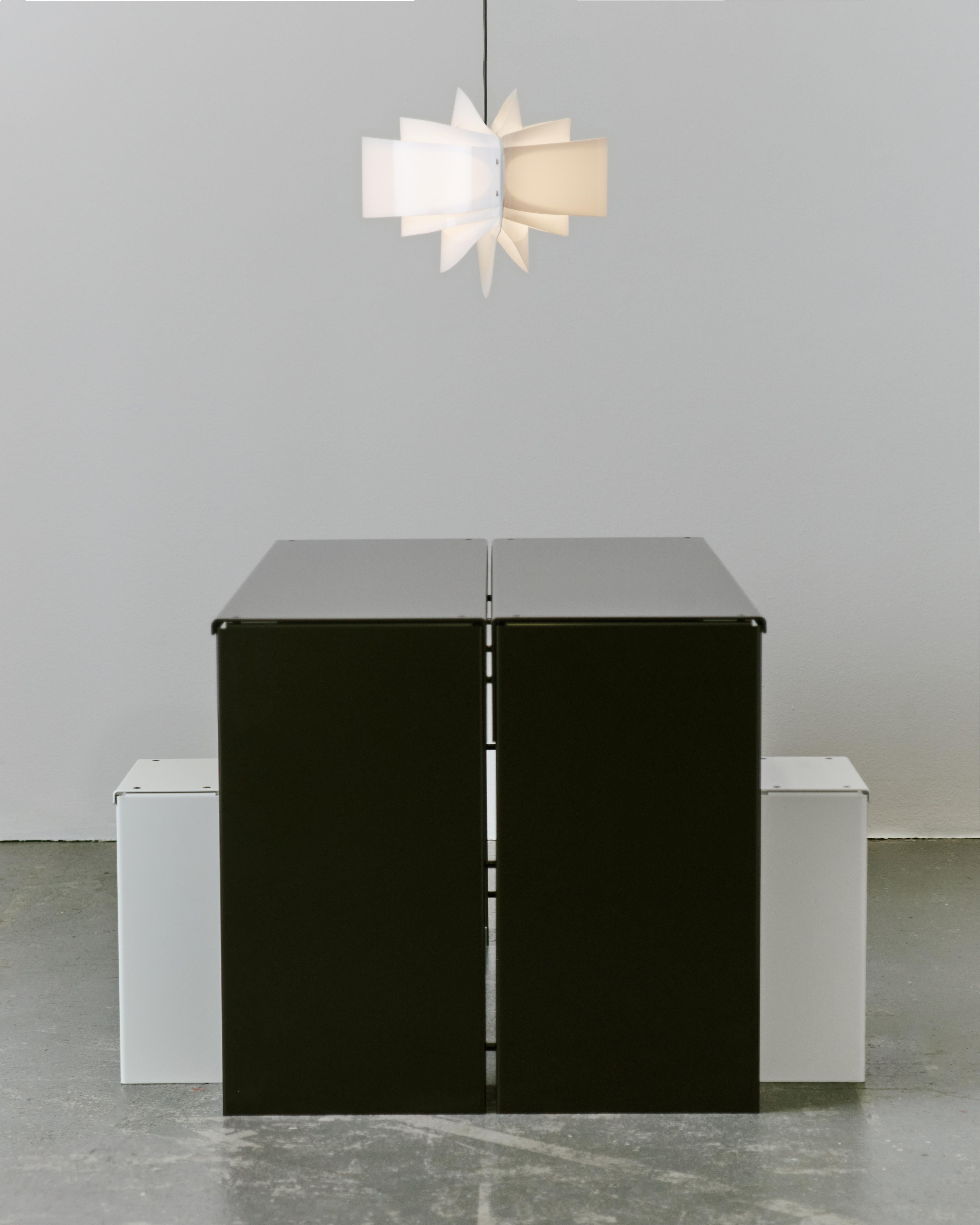 La lampada TRIBUTE è una testimonianza della fusione tra il passato e il design contemporaneo. Composta da sette lamelle che creano un effetto stratificato visivamente accattivante, questa lampada sposa perfettamente un fascino senza tempo con