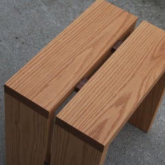 Mesa auxiliar o taburete Tribute de roble macizo y nogal