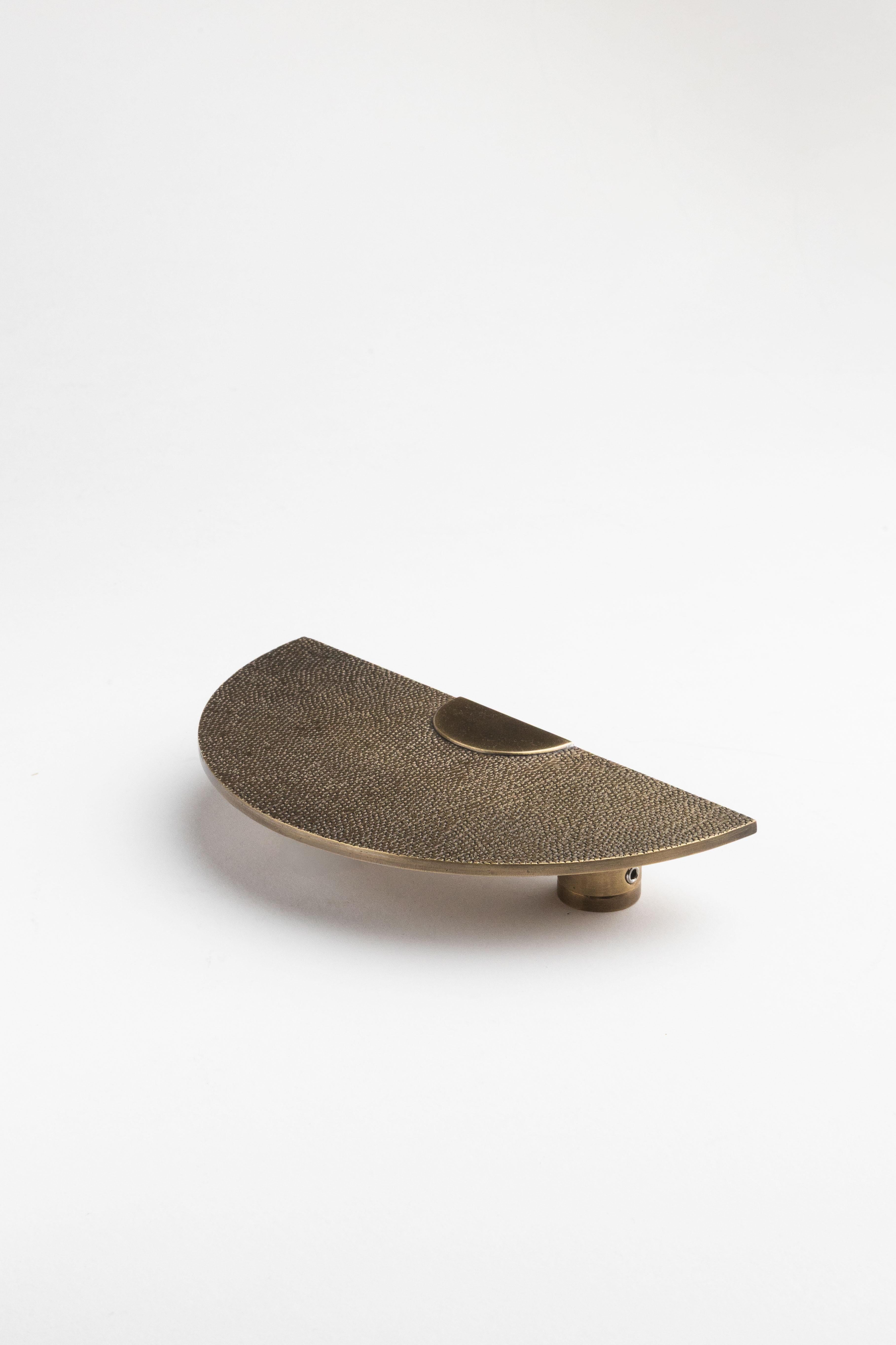 Tribut an Shagreen: Türgriff aus massivem gehämmertem Messing,  Ø 30 cm im Angebot 1