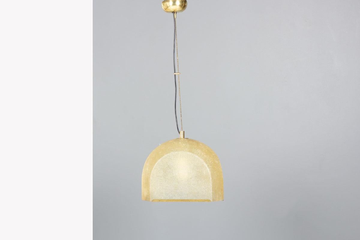 Lampada a sospensione disegnata da Salvatore Gregorietti per Lamperti Italia negli anni '60 (timbro all'interno)
Modello Tricia
Attacco a soffitto in ottone, catena e filo nero, paralume in fibra di vetro
Altezza: 115 cm (massimo) - 87 cm (foto 1)