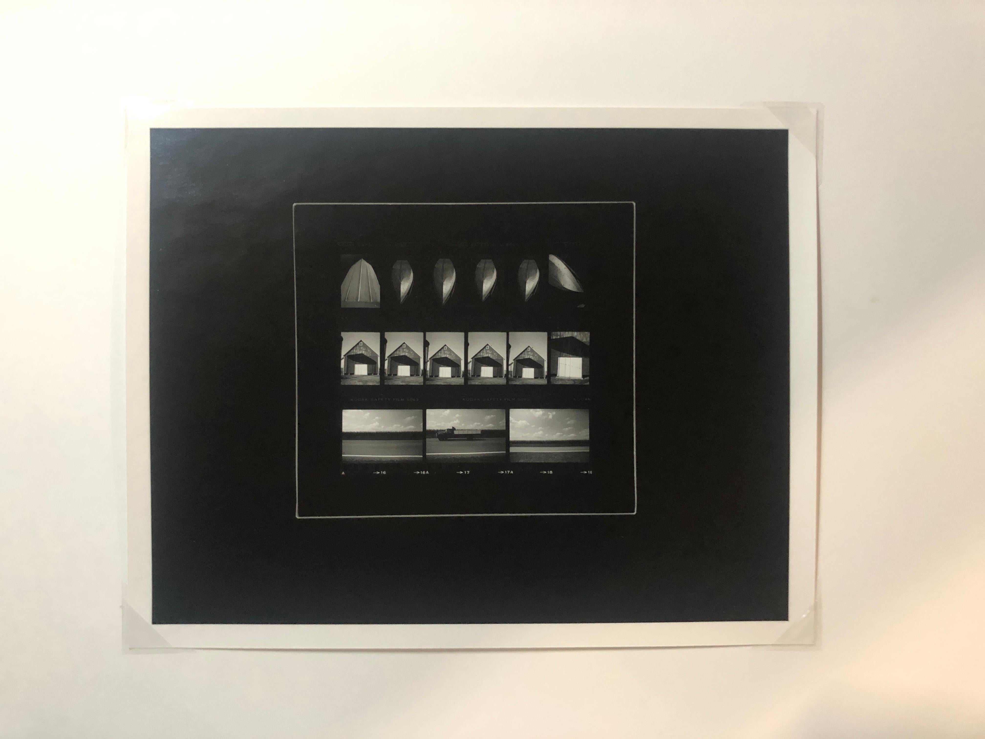 1977 „ Boot, Scheune, Lastwagen“ Stillleben-Schwarz-Weiß-Fotografie – Photograph von Tricia Sample