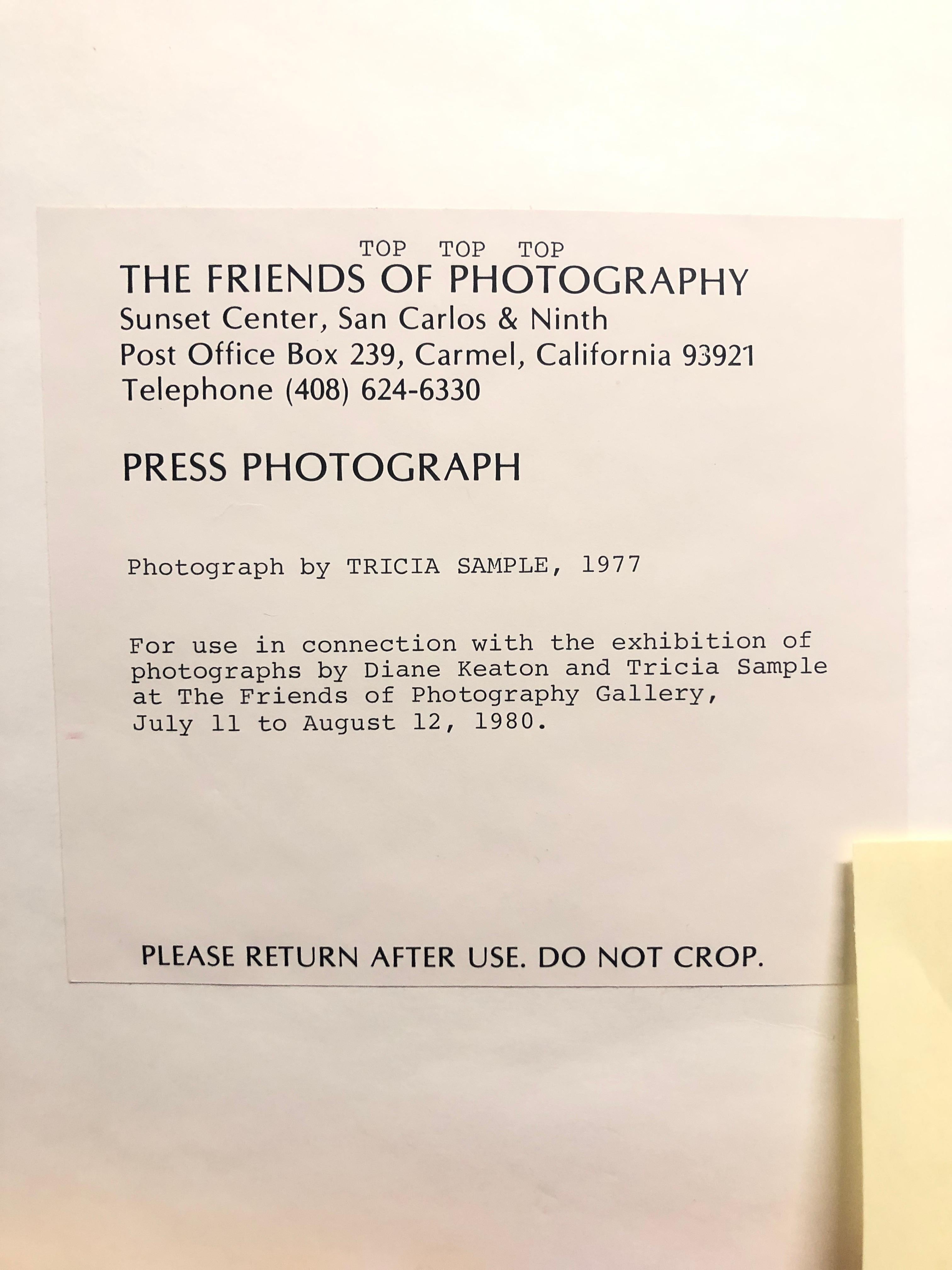 1977 „ Boot, Scheune, Lastwagen“ Stillleben-Schwarz-Weiß-Fotografie im Angebot 4