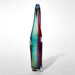 Tricolarial 42, un vaso in vetro soffiato a mano verde, viola e rosso fluido di Vic Bamforth