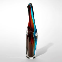 Tricolarial 56, un vase en verre bleu, rouge, ambre foncé et verre à la chaux de Vic Bamforth