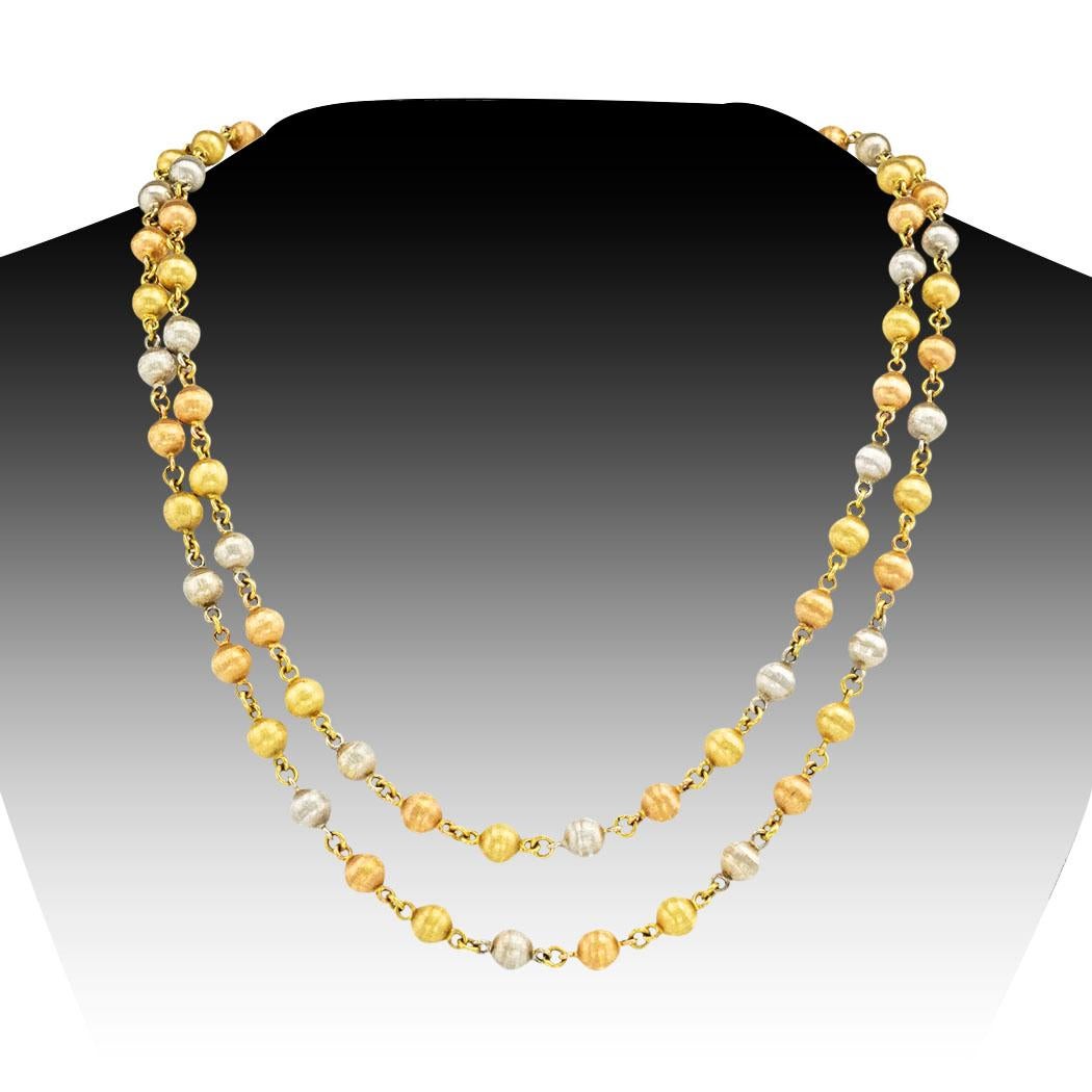 Langes Collier mit dreifarbigen Goldperlen.

ÜBER DIESEN ARTIKEL:  #N-DJ729I. Für Spezifikationen bitte nach unten scrollen.  Rosafarbene, weiß- und gelbgoldene Perlen bilden eine Kette, die lang genug ist, um sie doppelt oder lang zu tragen, ganz