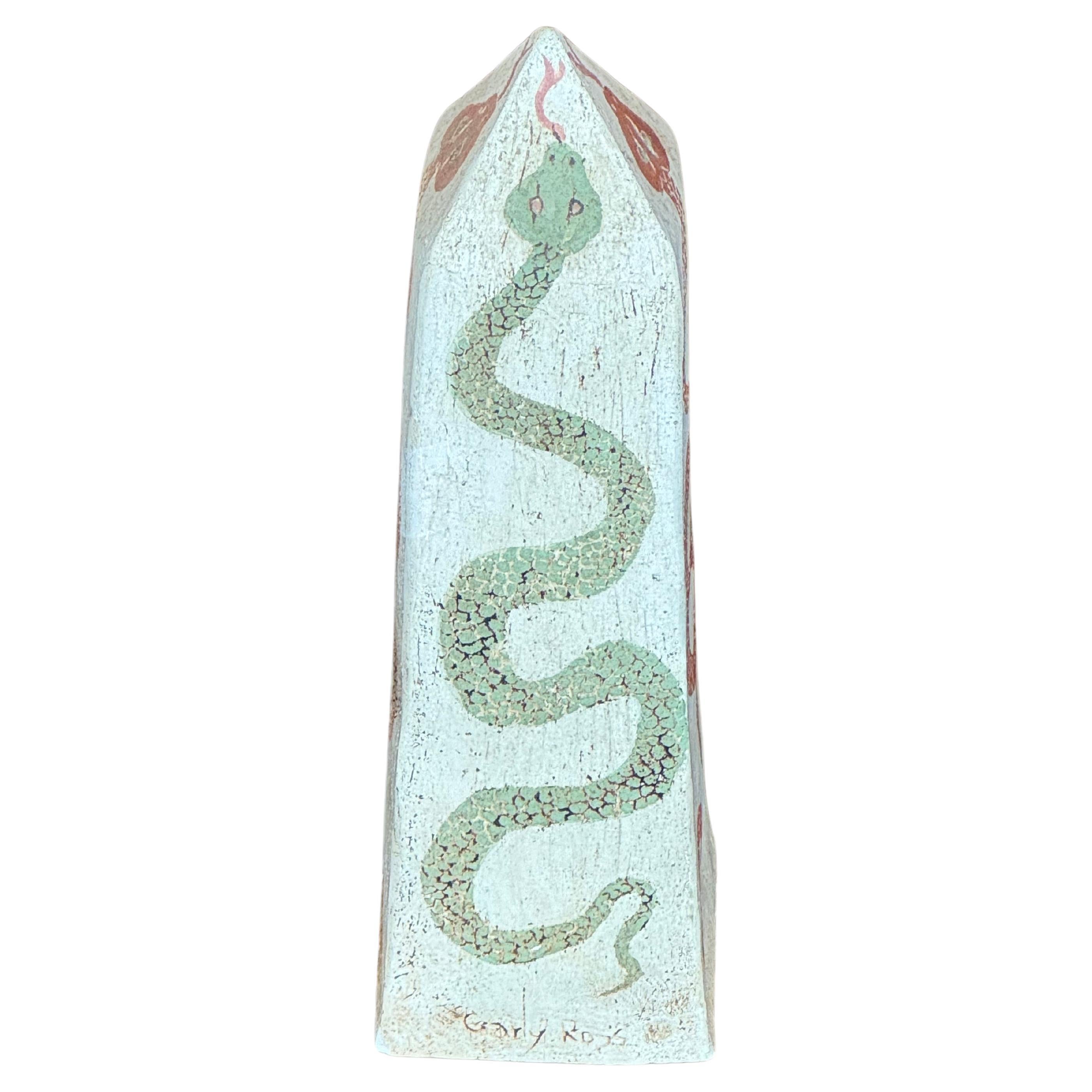 Cet obélisque serpent tricolore en céramique solide du milieu du siècle est orné de serpents captivants peints à la main, symbolisant les thèmes de la vie, de la mort et de la renaissance. Les serpents ont une signification culturelle prépondérante