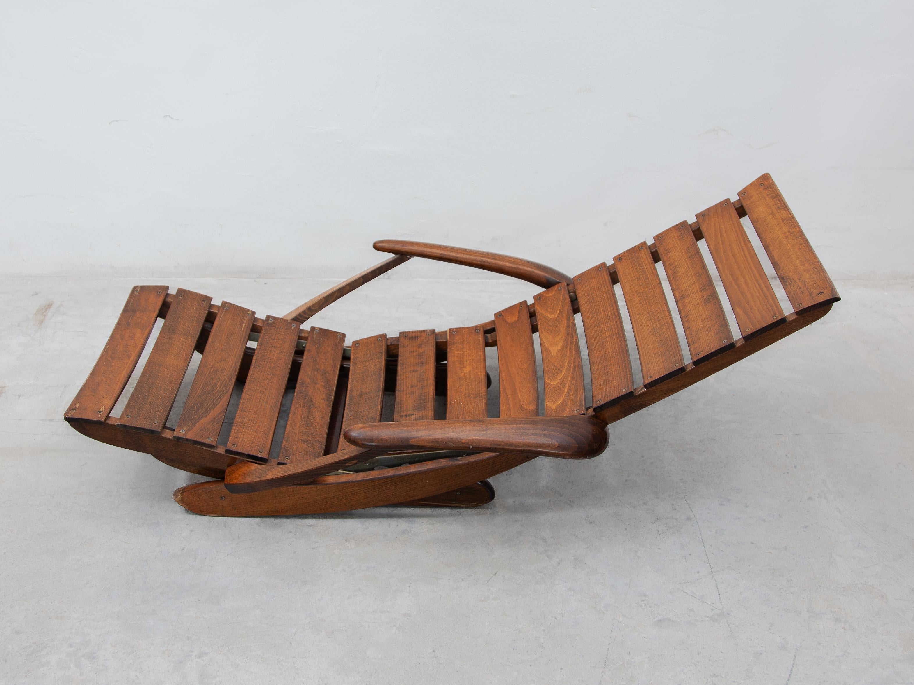 Un incredibile set di due sedie lounge regolabili per esterni disegnate da Triconfort, realizzate in Francia negli anni '70.
Le sedie possono essere regolate in quattro posizioni, da sedia da pranzo a lettino. Elegante e raffinato, questo design