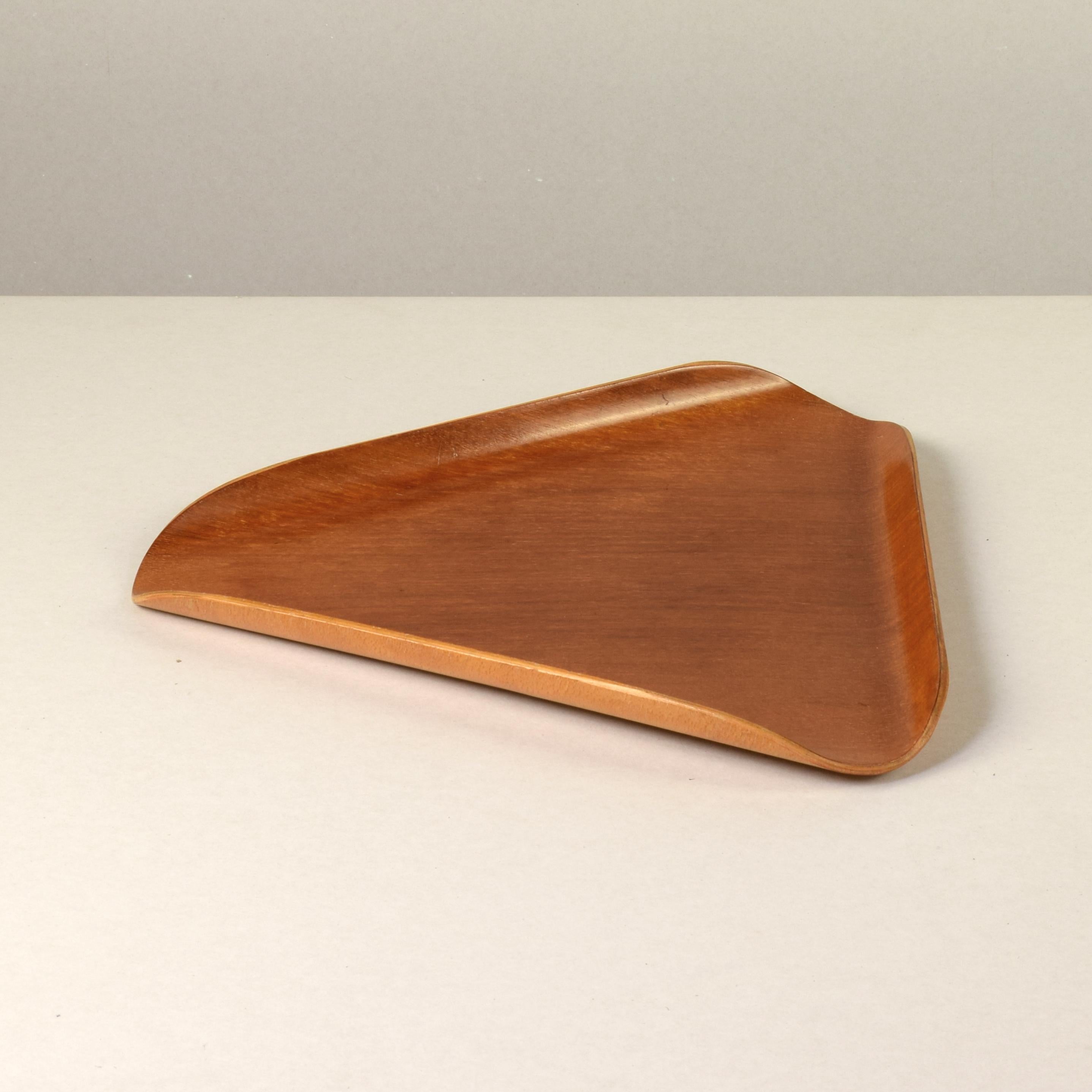 Robin Day for Hille
‘Tricorne’ tray, 1955

Formed plywood, beech veneer.
Original label to underside.

Condition: Cosmetically very good condition, but please note that there is some slight curving to the flat base of the