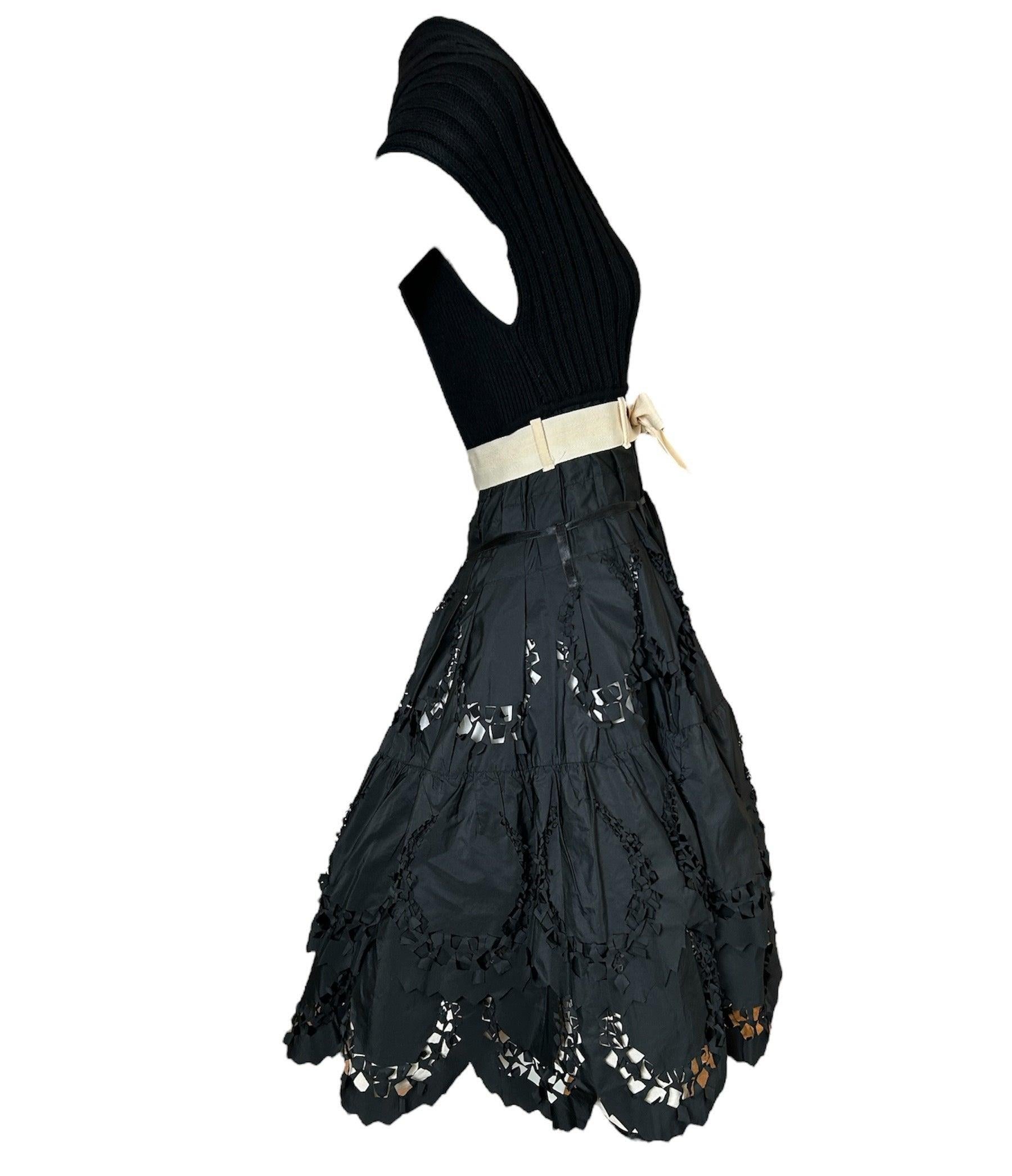 Noir Robe à jupe complète avec nœud en Tricot Chic découpé au laser, années 2000 en vente