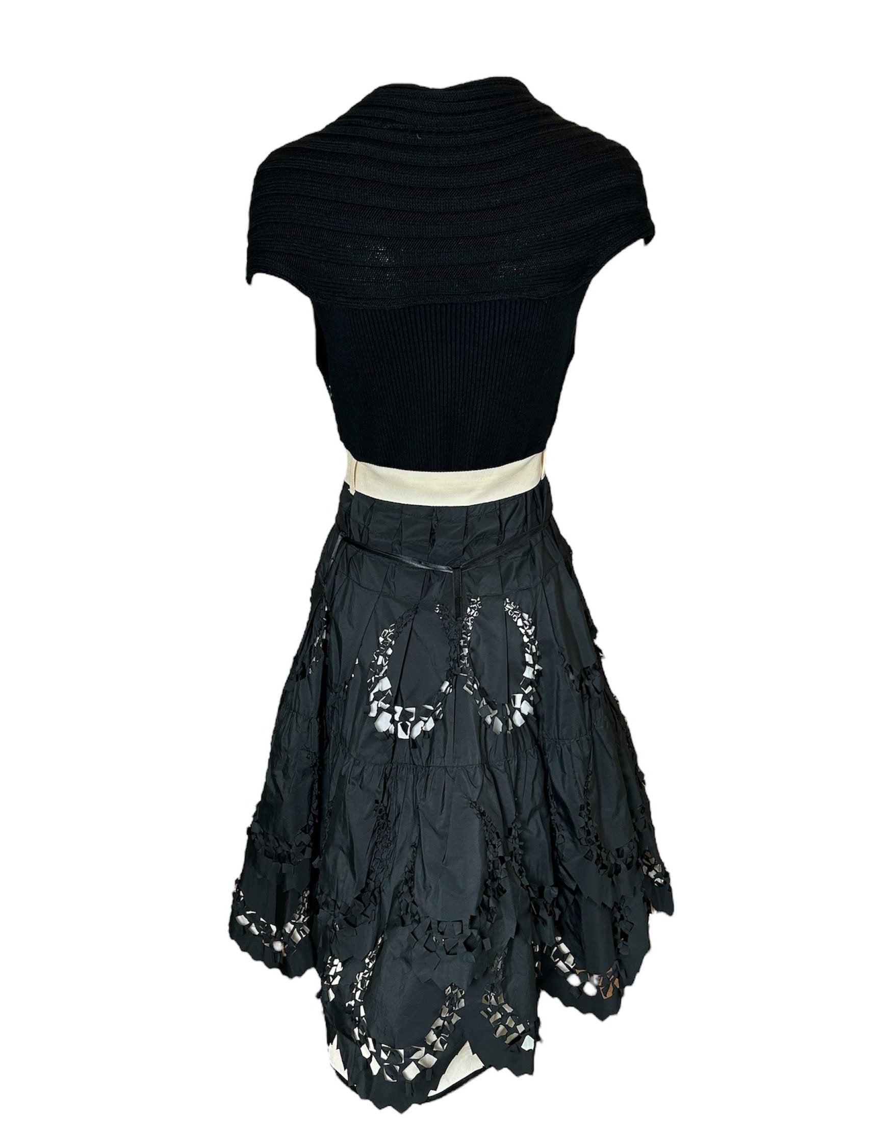 Robe à jupe complète avec nœud en Tricot Chic découpé au laser, années 2000 Bon état - En vente à Los Angeles, CA