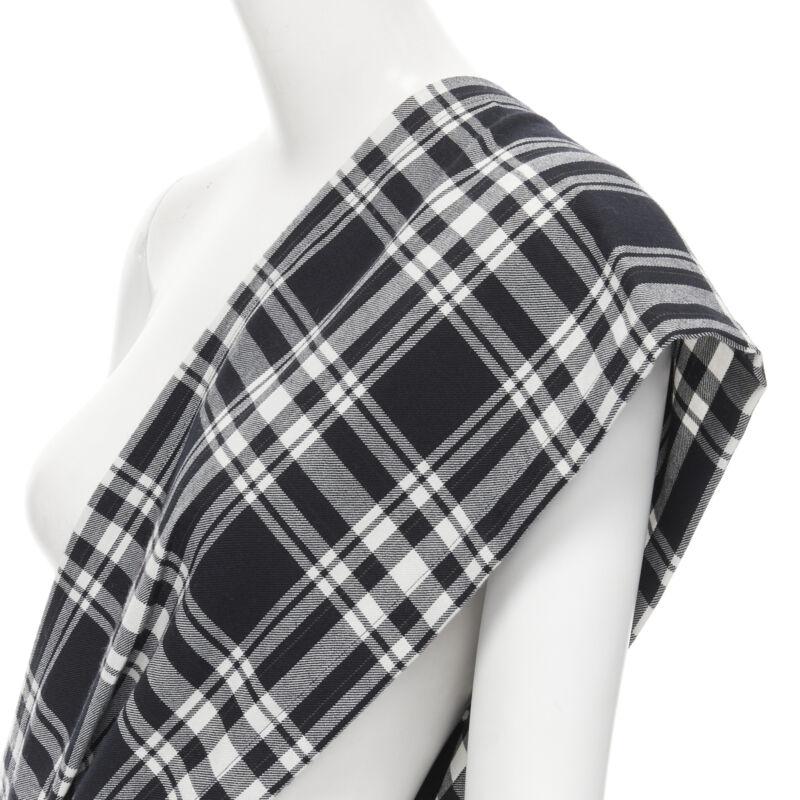 TRICOT COMME DES GARCONS 1980s Vintage plaid check sash pleated skirt M
Reference: CRTI/A00300
Brand: Comme Des Garcons
Designer: Rei Kawakubo
Material: Polyester, Wool
Color: Black, White
Pattern: Checkered
Closure: Zip
Made in: