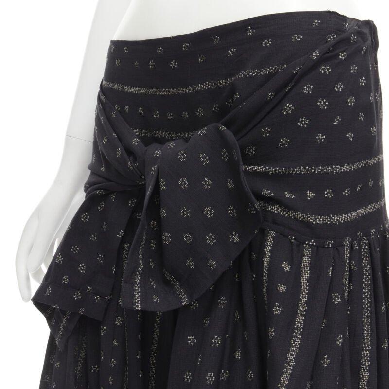TRICOT COMME DES GARCONS black Ethnic Bohemian floral jacquard flared skirt S
Reference: CRTI/A00487
Brand: Comme Des Garcons
Designer: Rei Kawakubo
Material: Cotton
Color: Black
Pattern: Floral
Closure: Self Tie
Extra Details: Elasticated waist.