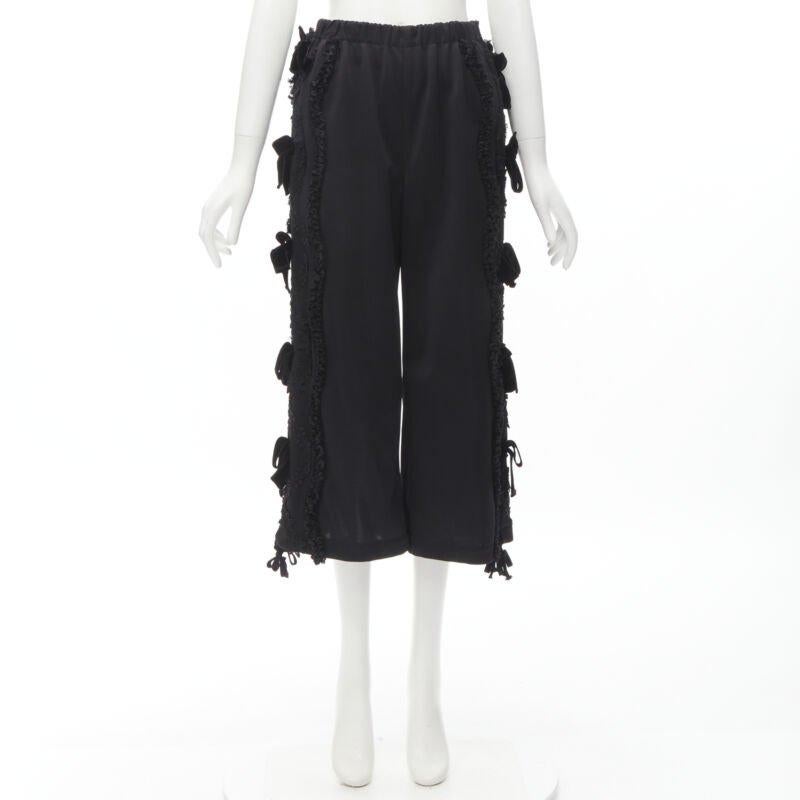 TRICOT COMME DES GARCONS pantalon large noir à volants, à fleurs et à rubans de velours S en vente 5