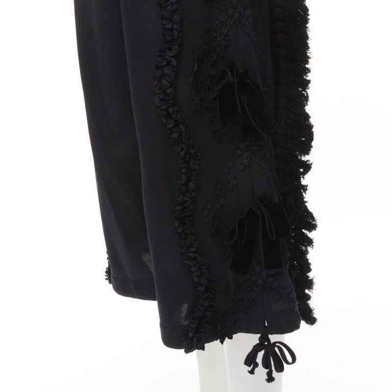Noir TRICOT COMME DES GARCONS pantalon large noir à volants, à fleurs et à rubans de velours S en vente