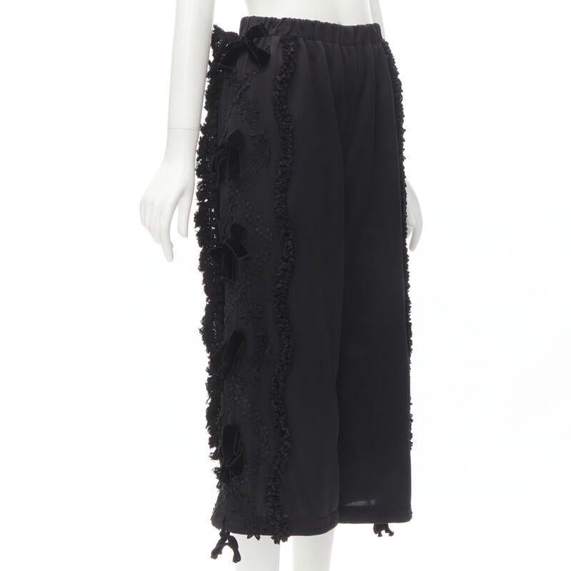 TRICOT COMME DES GARCONS pantalon large noir à volants, à fleurs et à rubans de velours S Excellent état - En vente à Hong Kong, NT