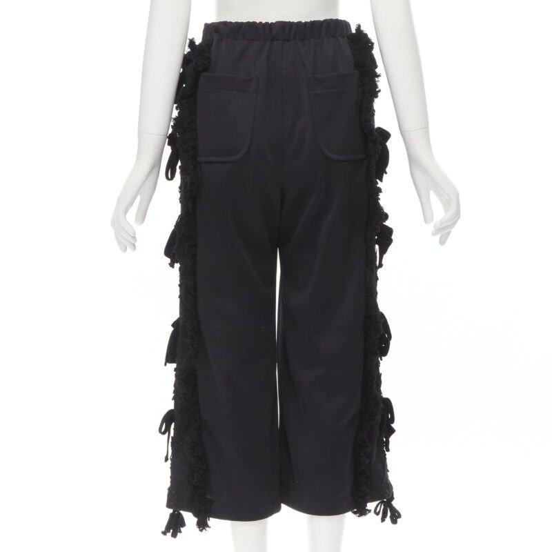 TRICOT COMME DES GARCONS pantalon large noir à volants, à fleurs et à rubans de velours S Pour femmes en vente