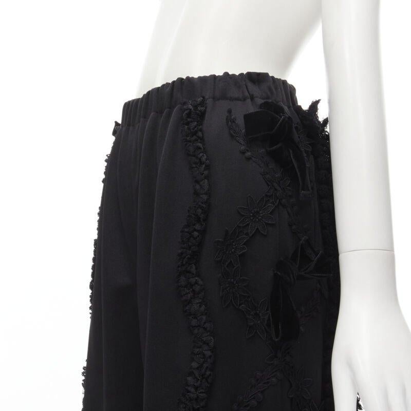 TRICOT COMME DES GARCONS pantalon large noir à volants, à fleurs et à rubans de velours S en vente 1
