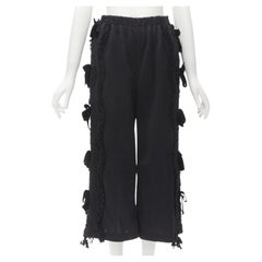 TRICOT COMME DES GARCONS pantaloni larghi neri con volant floreale e nastro di velluto S